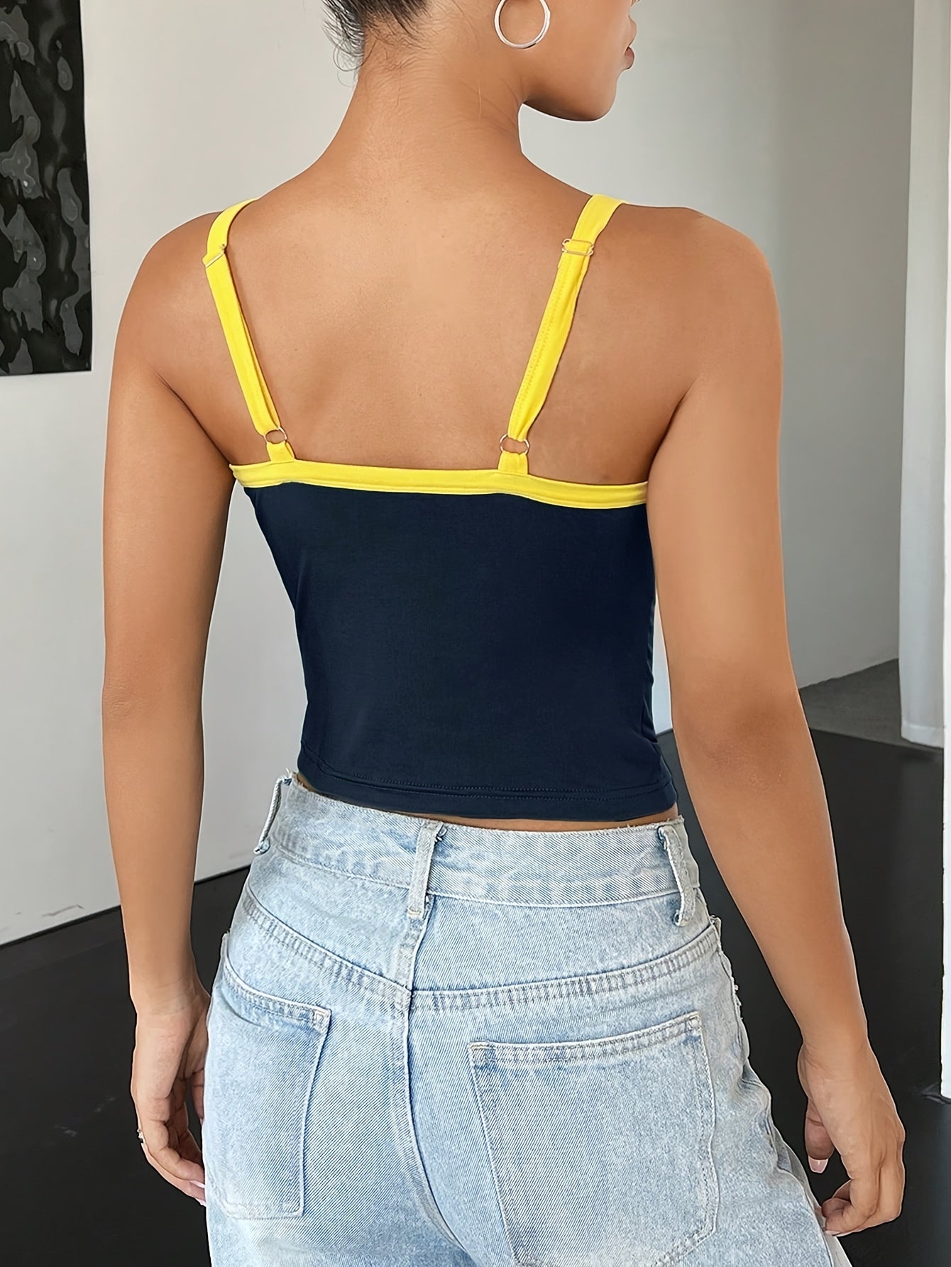 Crop Top Color Block à Imprimé Lettres – Style Tendance et Confort en Toute Saison